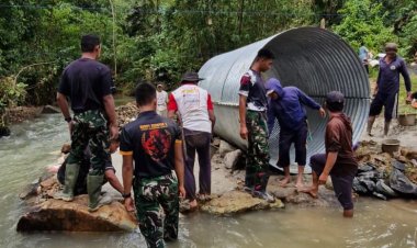 Gotong Royong Pembuatan Jembatan Armco di Kp. Jaura, Desa Sinarjaya – Koramil 0114/Cigeulis Bersama Masyarakat Perkuat Sinergi Pembangunan Infrastruktur
