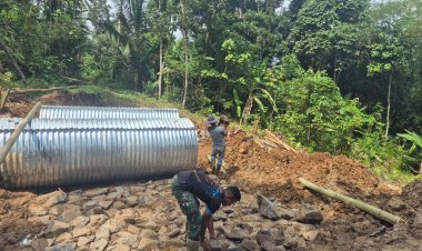 Babinsa Koramil 0108/Bojong Dampingi Pembangunan Jembatan Armco di Kp. Seutipasir, Desa Pasirsedang–Picung