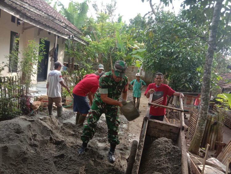Karya Bakti Babinsa Koramil 0101/Pandeglang Bersama Masyarakat Perbaiki Jalan di Kp. Maja Pasar