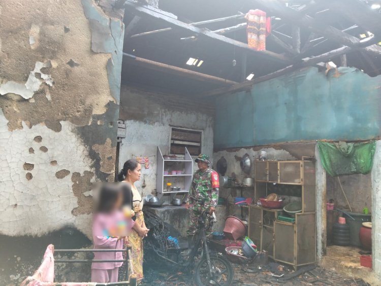 Babinsa Koramil 0111/Pagelaran Datangi Lokasi Kebakaran Rumah Warga di Desa Sindanglaya