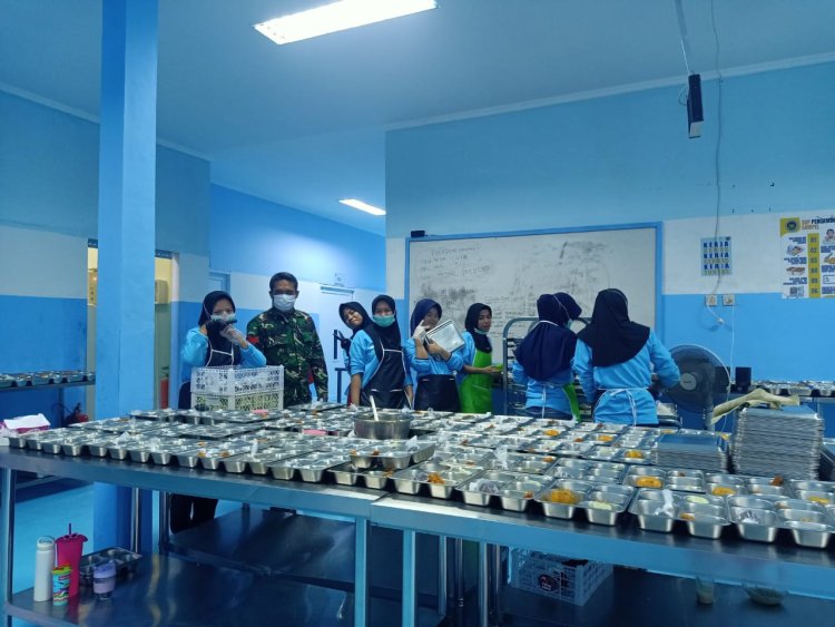 Babinsa Koramil 0104/Cimanuk Laksanakan Pendampingan Penyaluran MBG di SPPG Kadubungbang Kecamatan Cimanuk