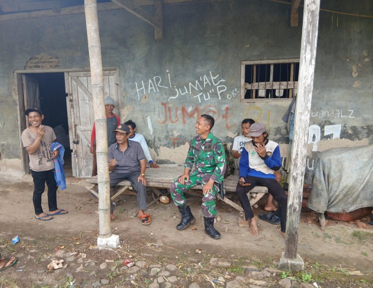 Babinsa Koramil 0104/Cimanuk Laksanakan Komsos Bersama Warga dalam Rangka Monitoring Hasil Panen Padi di Kp. Sudaksa