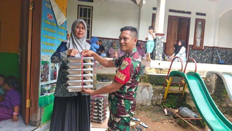 Sertu Dedi Permana Babinsa Koramil 0110/Labuan Dampingi Penyaluran Program Dapur MBG di SPPG Carita Sukarame
