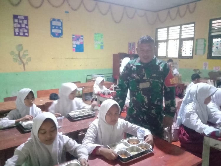 Babinsa Koramil 0107/Saketi Dampingi Penyaluran MBG Yayasan Hono Santoso dan Insantera Barakah Indonesia di Kecamatan Saketi