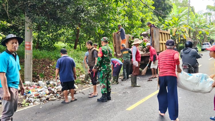 Kegiatan Anggota Babinsa Koramil dan Masyarakat Melaksanakan "Jum’at Bersih"