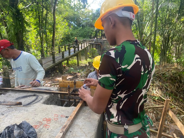 Pembangunan Jembatan Gantung Sungai Cikayang di Kp. Belengbeng Terus Dikebut, Anggota Koramil 0116/Cikeusik Bersama Warga Turun Tangan