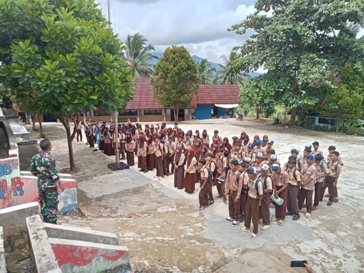 Serma Deden Wahyudin Babinsa Koramil 0104/Cimanuk Gelar Sosialisasi Antitawuran di SMPN 3 Cimanuk