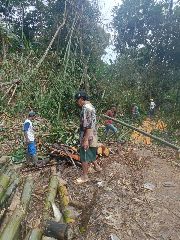 Babinsa Koramil 0108/Bojong Laksanakan Kerja Bakti Pembersihan Lokasi Pembangunan Jembatan Armco di Kampung Pasir Seuti