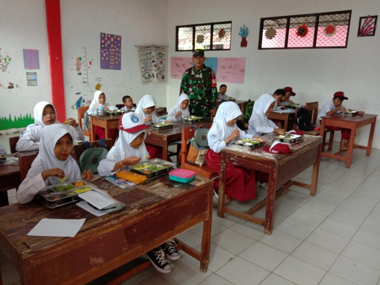 Serka Saian Babinsa Koramil 0101/Pandeglang Laksanakan Monitoring Program MBG di Kelurahan Sukaratu