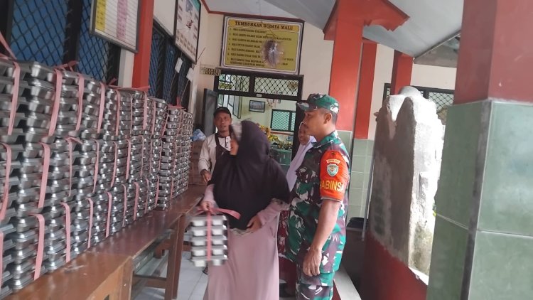 Babinsa Koramil 0102/Cadasari Dampingi Penyaluran Program MBG di SPPG Yayasan Pondok Pesantren Kaungcaang