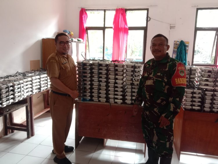 Serda Hamdan Mulyadi Babinsa Koramil 0107/Saketi Dampingi Penyaluran Program MBG Yayasan Inthisar