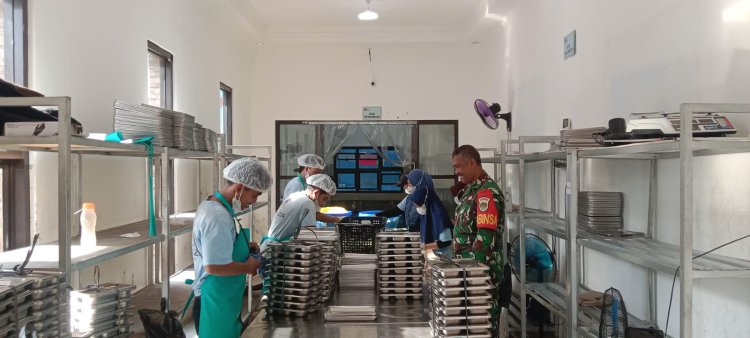 Serka Altaupik Babinsa Koramil 0105/Mandalawangi Laksanakan Pendampingan Program Makan Bergizi Gratis (MBG) di Wilayah Kecamatan Mandalawangi