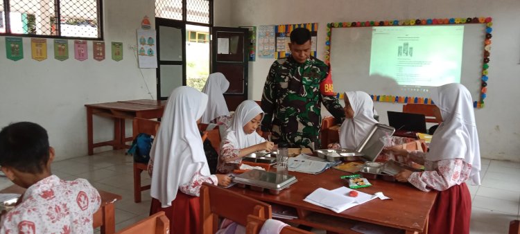 Serda Hadiri Babinsa Koramil 0105/Mandalawangi Dampingi Program Makan Bergizi Gratis (MBG) di Sekolah Wilayah Mandalawangi