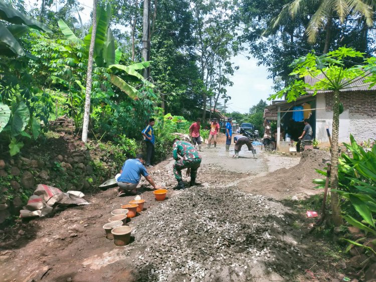 GOTONG ROYONG BABINSA KORAMIL 0110/PANDEGLANG BERSAMA WARGA DALAM PENGECORAN JALAN KP. JUANTAKA