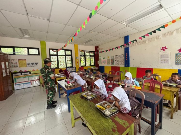 Babinsa Koramil 0111/Pagelaran Laksanakan Pendampingan Pendistribusian Makan Bergizi Gratis (MBG) di Wilayah Kecamatan Pagelaran dan Patia