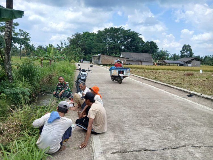 Serma Deden Wahyudin Babinsa Koramil 0104/Cimanuk Laksanakan Komsos Bersama Petani dan Warga Binaan di Kp. Gunungcucu