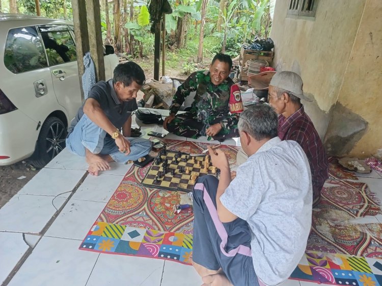 Serka H. Situmorang Babinsa Koramil 0103/Banjar Tingkatkan Kedekatan dengan Warga Lewat Komsos di Desa Citalahab