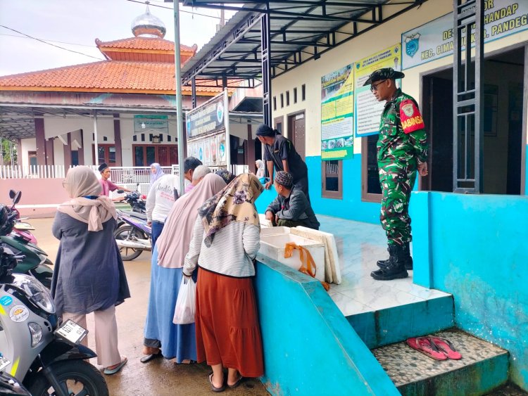 KORAMIL 0104/CIMANUK – KODIM 0601/PANDEGLANG Babinsa Koramil 0104/Cimanuk Dampingi Pelaksanaan Bazar Daging Murah di Desa Kupahandap