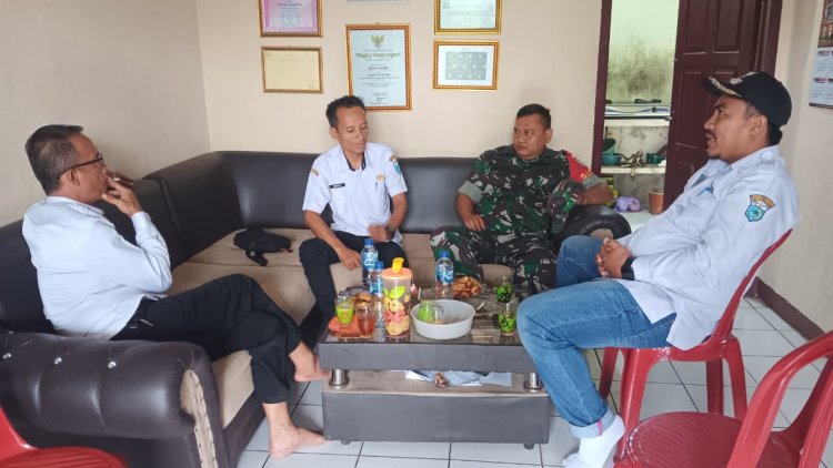 Kegiatan Komunikasi Sosial Babinsa Koramil 0107/Saketi di Desa Parigi