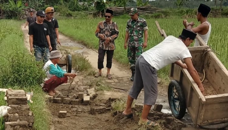 Babinsa Koramil 0107/Saketi Laksanakan Karya Bakti Bersama Kades dan Warga di Kp. Cilemer, Desa Sukalangu