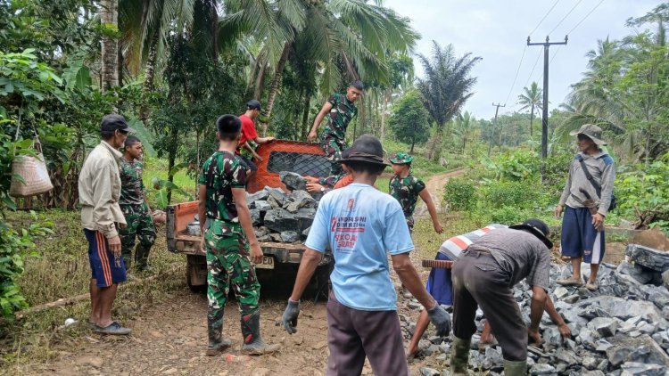 Gotong Royong Babinsa, Personel Yon TP, dan Warga Jaura Turunkan Material Batu untuk Pembangunan Jembatan Armco di Desa Sinarjaya