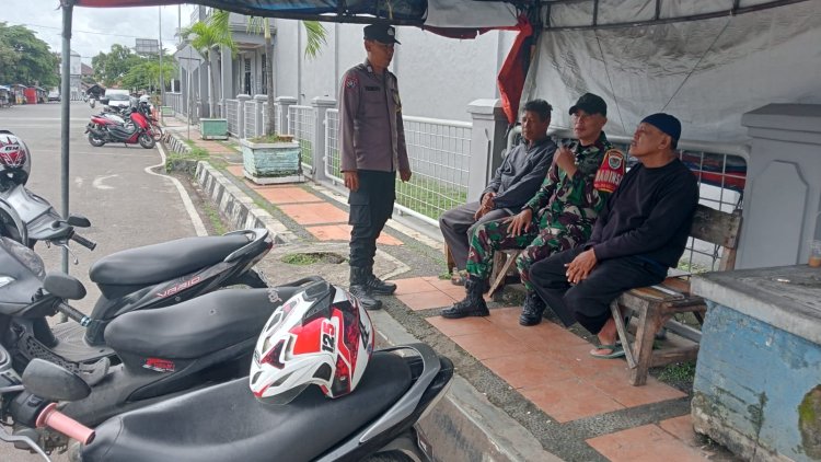 Babinsa Koramil 0101/Pandeglang dan Bhabinkamtibmas Laksanakan Komsos dengan Warga di Pangkalan Ojek Depan Rutan Kelas IIB Pandeglang