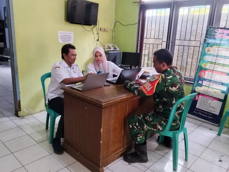 Koramil 0101/Pandeglang – Kodim 0601/Pandeglang  Babinsa Kelurahan Pagerbatu Laksanakan Kegiatan Puldata di Kantor Kelurahan Pagerbatu