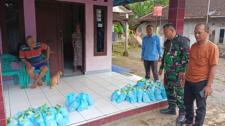 Serka Encep Wahyu Babinsa Koramil 0107/Saketi Dampingi Penyaluran MBG Yayasan Insan Bintang Gemilang di Desa Ciandur