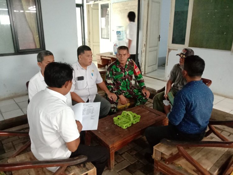 Babinsa Koramil 0101/Pandeglang Laksanakan Komsos dengan Staf Kelurahan dan Unsur RW di Kelurahan Sukaratu