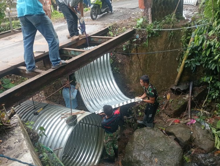 Koramil 0105/Mandalawangi Lanjutkan Pengerjaan Pembangunan Jembatan Armco di Sungai Cibogo, Kp. Kadu Jangkung, Desa Ramea