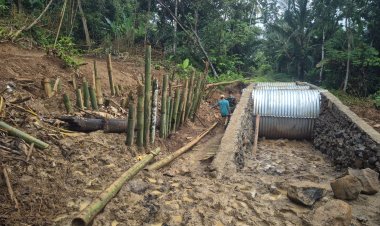 Koramil 0108/Bojong – Kodim 0601/Pandeglang  Babinsa Koramil 0108/Bojong Kawal Pembangunan Jembatan ARMCO di Kp. Seuti Pasir, Pasir Sedang, Kecamatan Picung