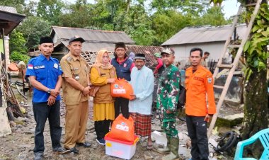 Pelda Agus Rizal Melaksanakan Pendampingan Penyerahan Bantuan untuk Korban Bencana Kebakaran di Desa Surianeun, Kecamatan Patia