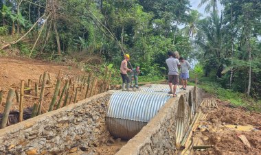 Koramil 0108/Bojong – Kodim 0601/Pandeglang  Babinsa Laksanakan Monitoring Pembangunan Jembatan ARMCO di Kp. Seuti Pasir