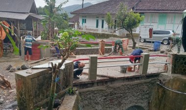 Babinsa Koramil 0105/Mandalawangi Laksanakan Pendampingan Pembangunan Jembatan ARMCO di Desa Ramea