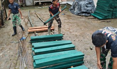 Babinsa Koramil 0114/Cigeulis Bersama Personil Yon TP dan Masyarakat Gotong Royong Pengecatan Lantai Jembatan Armco di Desa Sinarjaya