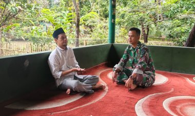 Sertu Iding Sudrajat Babinsa Koramil 0104/Cimanuk Laksanakan Komsos dan Monitoring Wilayah di Desa Dalembalar