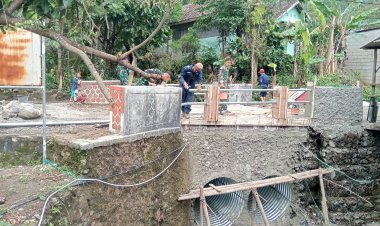 Babinsa Koramil 0105/Mandalawangi Laksanakan Pendampingan Pekerjaan Finishing Pembangunan Jembatan ARMCO di Desa Ramea