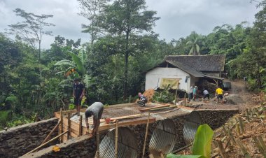 Babinsa Koramil 0108/Bojong Laksanakan Percepatan Pembangunan Jembatan ARMCO di Desa Pasir Sedang