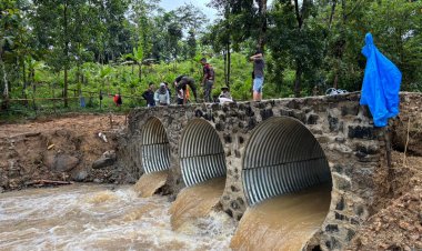 Babinsa Koramil 0114/Cigeulis Laksanakan Percepatan Pembangunan Jembatan Armco, Progres Capai 85,5 Persen