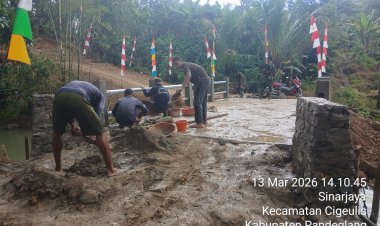 Aan Samsudi Babinsa Koramil 0114/Cigeulis Dorong Percepatan Pembangunan Jembatan Aramco di Desa Sinarjaya