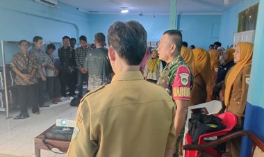 Babinsa Koramil 0103/Banjar Laksanakan Pendampingan Pelatihan Penjamah Makanan bagi Calon Relawan MBG Yayasan Senyum Indonesia Emas