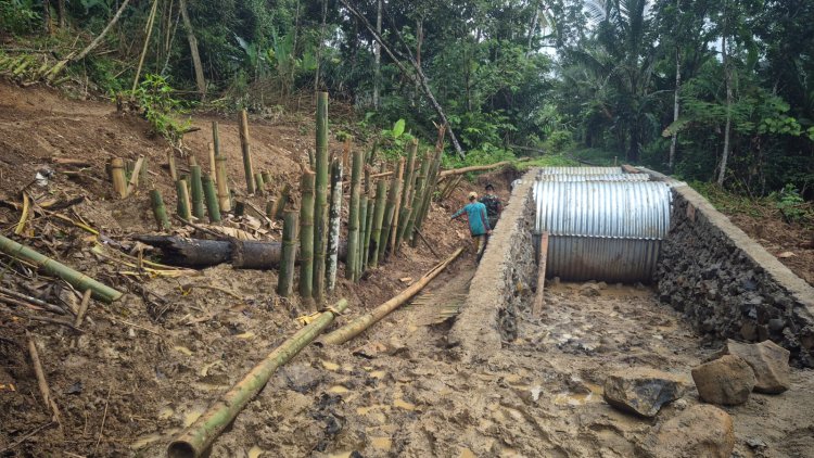 Koramil 0108/Bojong – Kodim 0601/Pandeglang  Babinsa Koramil 0108/Bojong Kawal Pembangunan Jembatan ARMCO di Kp. Seuti Pasir, Pasir Sedang, Kecamatan Picung