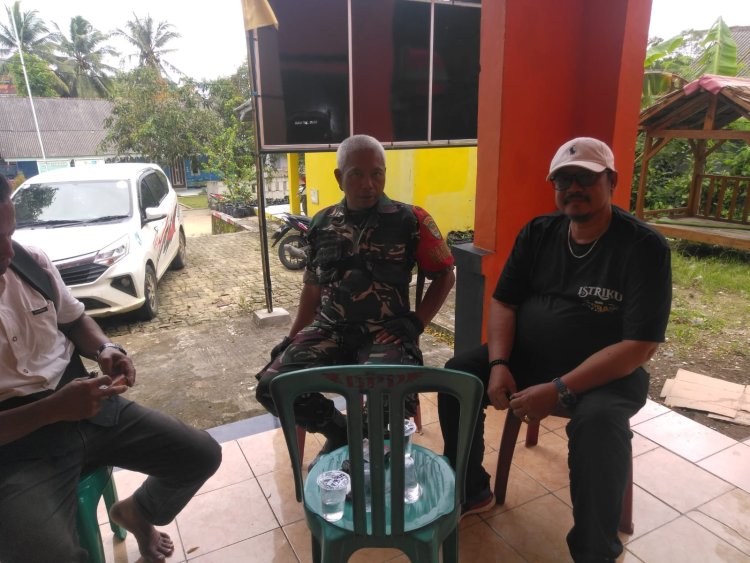 Serka Mulyawantoro Melaksanakan Komunikasi Sosial Babinsa Koramil 0117/Panimbang Bersama Kepala Desa Sesepan