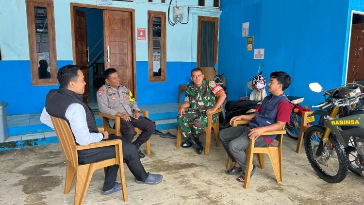 Koramil 0101/Pandeglang  Babinsa Kelurahan Sukaratu Laksanakan Komsos dengan Warga Kp. Maja Masjid Bahas Situasi Kamtibmas