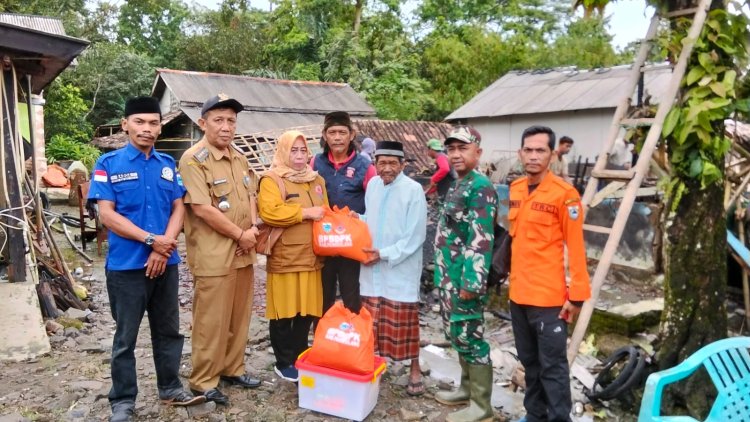 Pelda Agus Rizal Melaksanakan Pendampingan Penyerahan Bantuan untuk Korban Bencana Kebakaran di Desa Surianeun, Kecamatan Patia