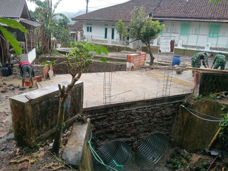 Babinsa Koramil 0105/Mandalawangi Laksanakan Monitoring Pembangunan Jembatan ARMCO di Desa Ramea