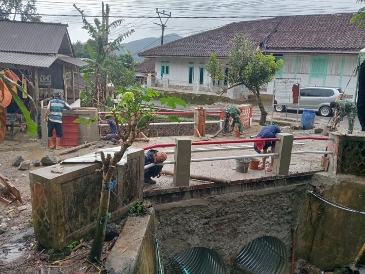 Babinsa Koramil 0105/Mandalawangi Laksanakan Pendampingan Pembangunan Jembatan ARMCO di Desa Ramea