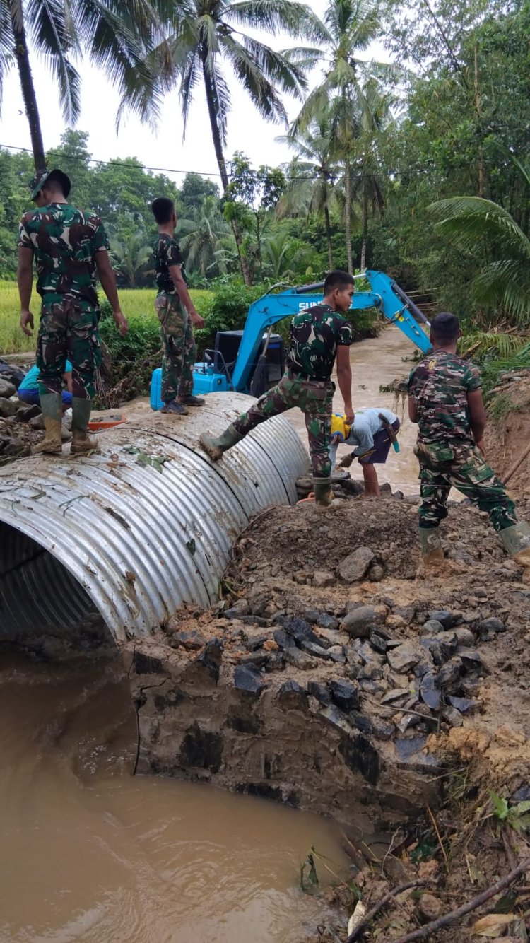 Kegiatan Sertu Aan Samsudi Babinsa Koramil dalam Pembangunan Jembatan Armco di Atas Tunnel Galvanized