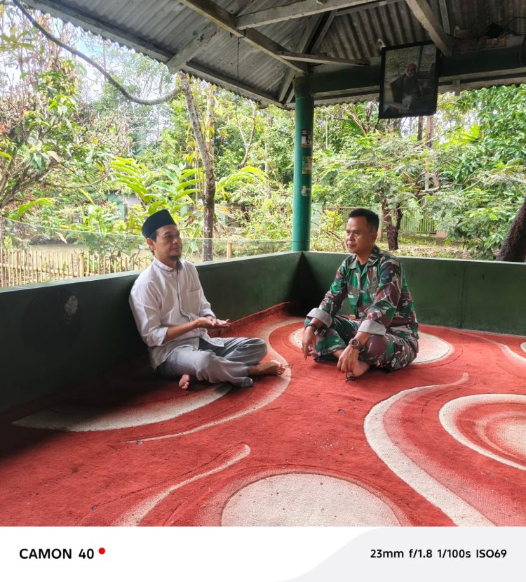 Sertu Iding Sudrajat Babinsa Koramil 0104/Cimanuk Laksanakan Komsos dan Monitoring Wilayah di Desa Dalembalar