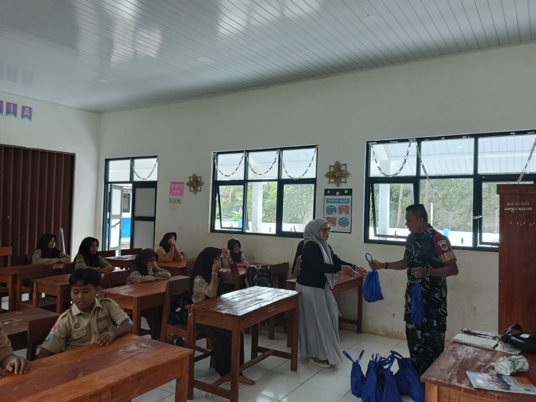 Serka H. Situmorang Babinsa Koramil 0103/Banjar Dampingi Pembagian Makanan Bergizi Gratis di SMP Negeri 3 Banjar